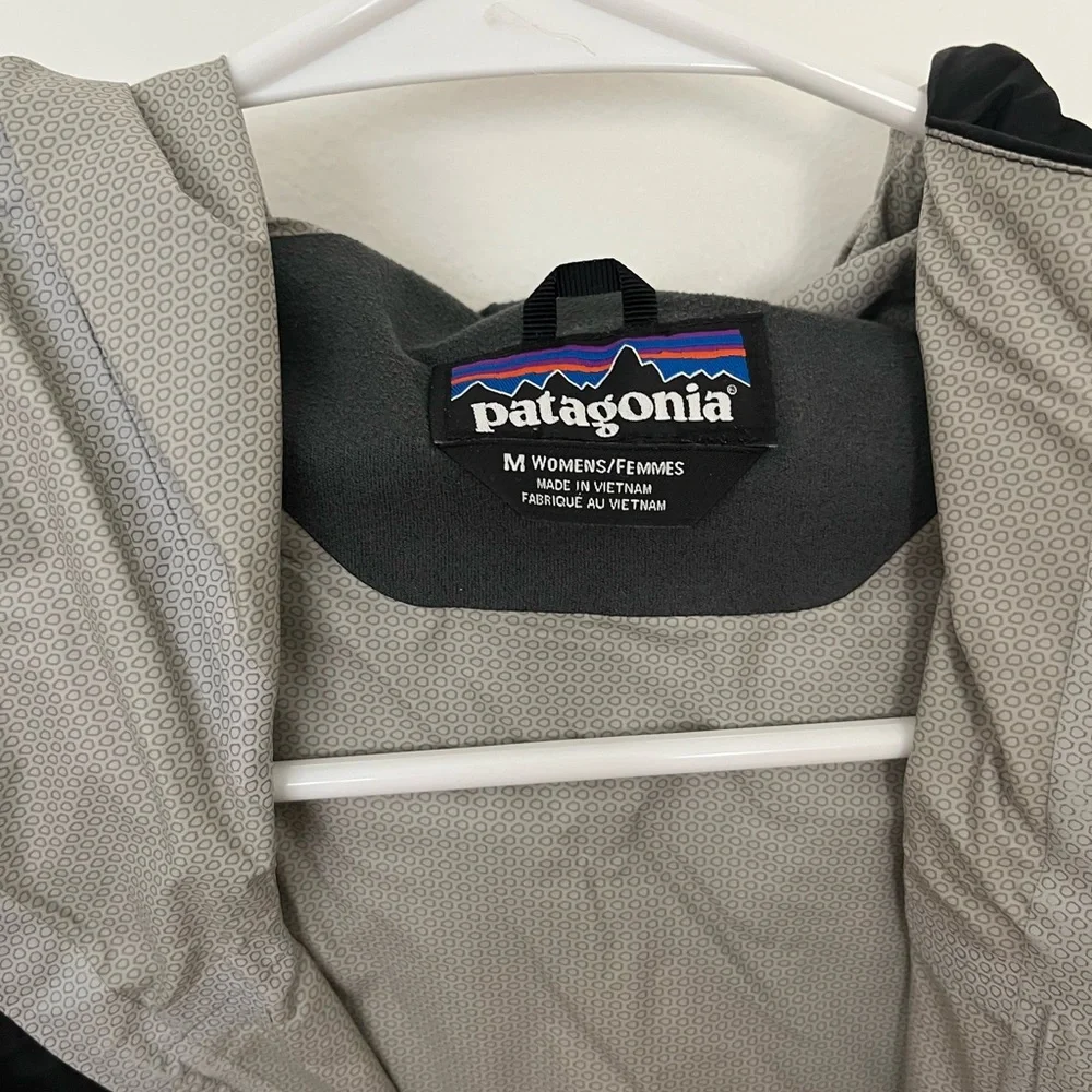 Women’s Patagonia rain jacket - Picture 2 of 3